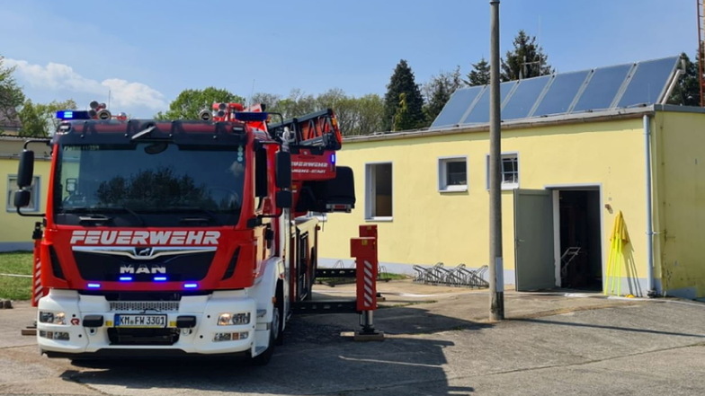 Drei Kamenzer Ortsfeuerwehren rückten am Mittwochvormittag aus, um den Brand in einem Sportgebäude im Ortsteil Thonberg zu löschen.