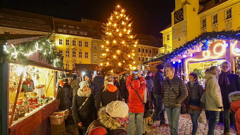 Gemütliches Bummeln über den Weihnachtsmarkt ist am ersten Adventswochenende vielerorts im Landkreis Bautzen möglich. Auch der Bautzener Wenzelsmarkt - hier ein Foto von 2019 - öffnet.
