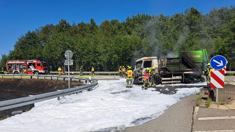 Ein riesiger Schaumteppich breitet sich nach Löscharbeiten auf der S94 bei Kamenz aus. Hier waren ein Müllfahrzeug und ein Motorrad zusammengestoßen. Der Motorradfahrer kam ums Leben.