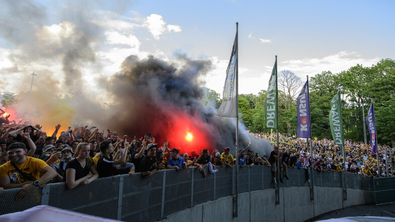 Viel Rauch und Feuer zündeten Fans am 28. Juni vor dem Stadion - an den Mindestabstand hielt sich hier keiner.
