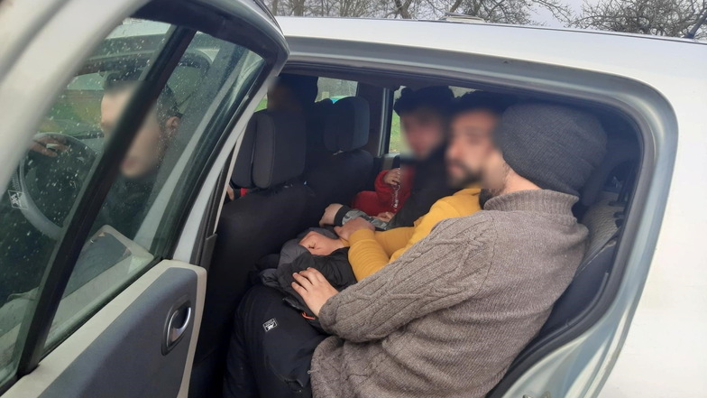 Unter lebensbedrohenden Umständen schleuste ein Ukrainer insgesamt acht Syrer in einem Renault Megane.