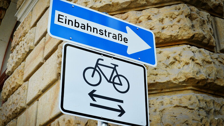 An der Wettinstraße, Ecke Waldstraße möchte die Stadt ein Einbahnstraßenschild aufstellen. Ob darunter auch das Verkehrszeichen steht, dass Radler in beide Richtungen fahren dürfen, wird noch geprüft.