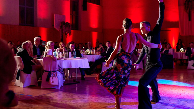 Das mit mehreren Landesmeistertitel ausgezeichnete  Profitanzpaar stimmte die Gäste aufs Tanzen ein.
