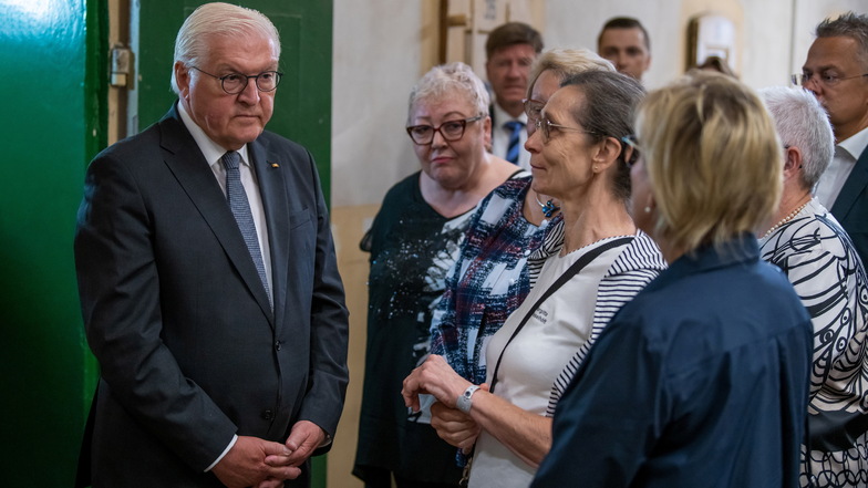 Der Bundespräsident nahm sich bei seinem Besuch auch Zeit, sich die Geschichten von einzelnen ehemaligen Insassinnen anzuhören.