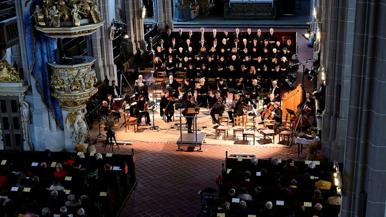 Am 3. Oktober endete das 33. Schlesische Musikfest mit der Messe in h-Moll von Bach, einem Konzert des Görlitzer Bachchores, Solisten und lokalen Musikern in der Görlitzer Peterskirche, geleitet von Tobias Scheetz.