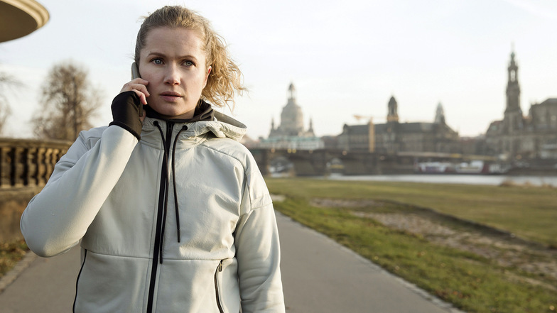 Leonie Winkler (Cornelia Gröschel) ist in Dresden und im Team angekommen. Ihre Joggingrunde an der Elbe muss die Kommissarin vorzeitig beenden, weil sie an den Tatort gerufen wird.