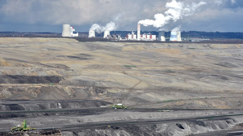 Ein Riesenloch und dahinter das Kraftwerk Turow. Eine neue Studie befasst sich mit den Gefahren des weiteren Kohleabbaus.