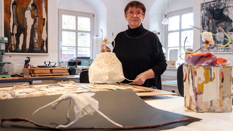 Mit diesen Puppen aus Seidenpapier will Ulrike Kirsten die Besucher des Kunsthandwerkermarktes an ihren Stand locken. Hier ist sie in ihrem Atelier "Alte Schule" in Grund.