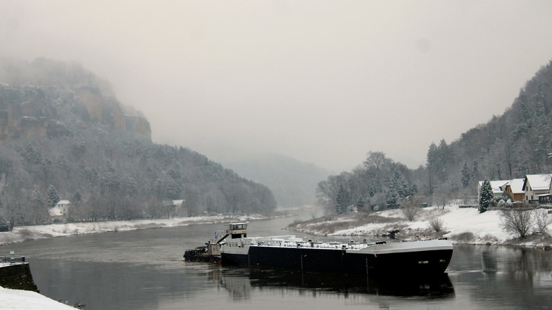 Wie gemalt: Im Morgennebel und vor winterlicher Kulisse passiert der Konvoi Stadt Wehlen. Im Hintergrund die Bastei.