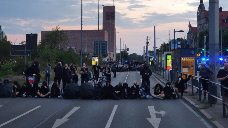 Im Abstand von 40-50 Metern befinden sich mehrere Blockaden in der Leipziger Innenstadt, um den Demozug der "Freien Sachsen" zu stören.