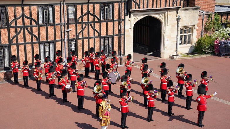 Die Kapelle der Coldstream Guards spielt anlässlich des 96. Geburtstages der Queen während der Wachablösung auf Schloss Windsor «Happy Birthday».
