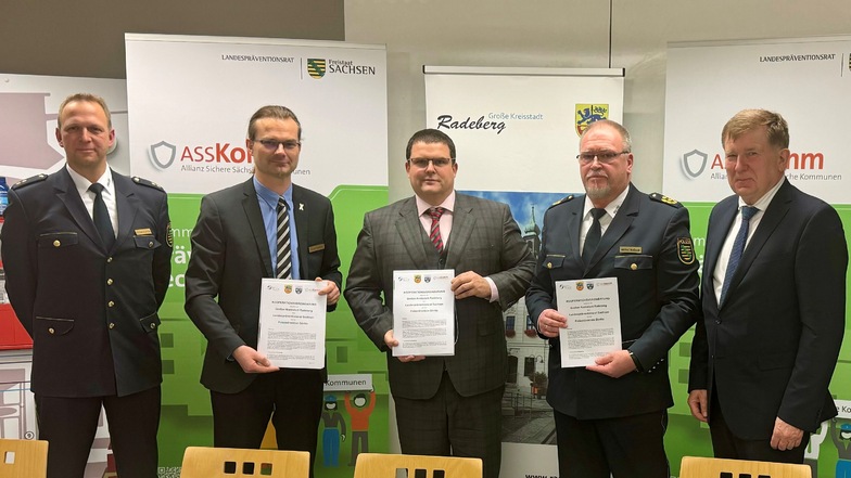 OB Frank Höhme, Polizeipräsident Manfred Weißbach und Sven Forkert vom Landespräventionsrat unterzeichnen den Beitritt Radebergs in die "Allianz Sichere Sächsische Kommunen".