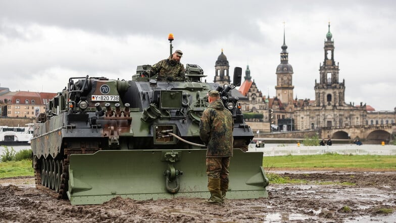 Die eingestürzte Carolabrücke: Bundeswehr mit ihrem "Büffel".