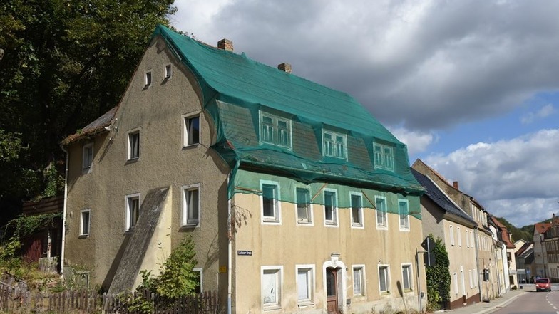 Auch den Abriss des früheren, über 200 Jahre alten Bauernhauses auf der Luchauer Straße in Glashütte hat die Stadt nicht genehmigt bekommen. Auch diese Ruine steht unter Denkmalschutz.