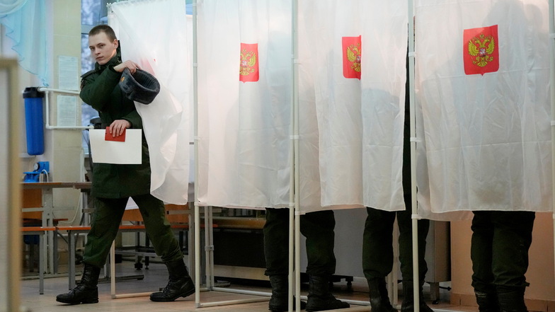 Ein russischer Soldat verlässt eine Wahlkabine in einem Wahllokal in St. Petersburg.