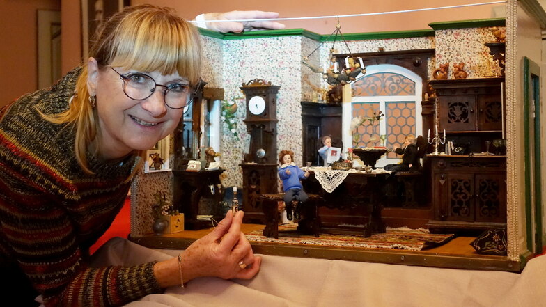 Christa Göpel hat ein Händchen für Puppenstuben. Die ehemalige Hausärztin aus Dresden doktert seit etwa 30 Jahren an den Miniwohnwelten herum.