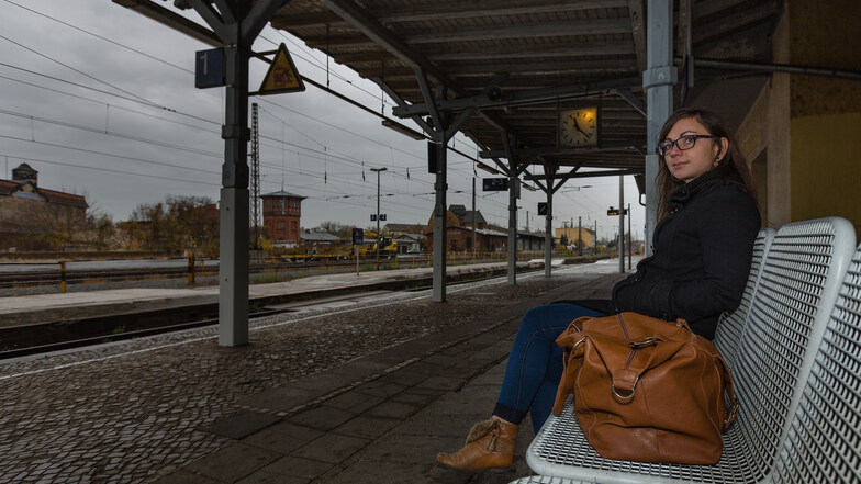 Warten auf den Zug: Sächsische.de-Reporterin Franziska Springer hat auf ihrer Reise mit dem Nahverkehr durch Sachsen Torgau erreicht. Insgesamt war sie fast zwölf Stunden unterwegs: von Bad Muskau bis Reichenbach im Vogtland.
