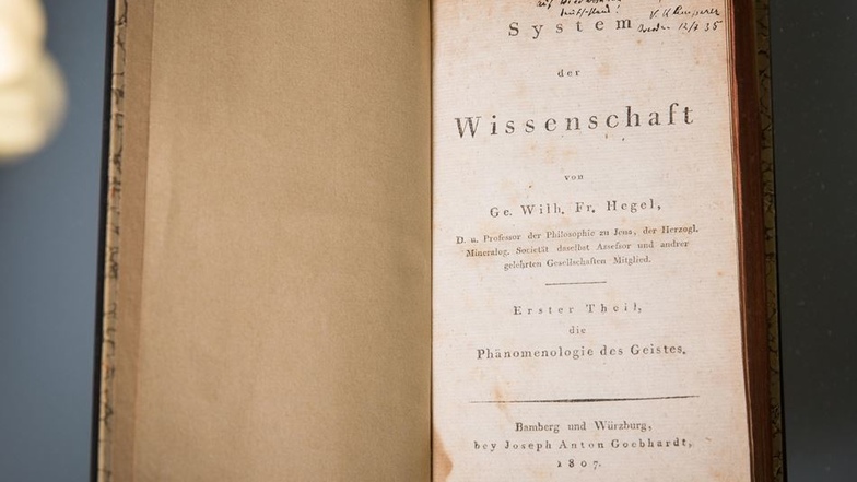 In einem Abfalleimer fand ein Student in den 1960-er Jahren ein Buch von Hegel – sein Werk „Die Phänomenologie des Geistes“. Erst viele Jahre später wird dem Finder klar: Das ist eine Erstausgabe. Mit einer Widmung von Victor Klemperer. Der hatte das Fami
