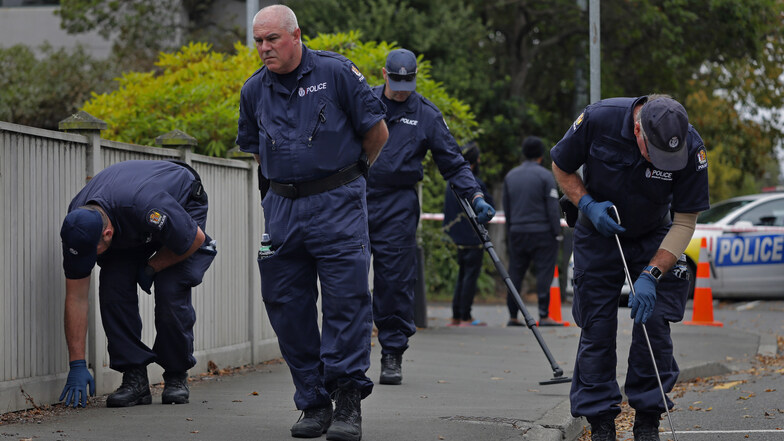 Polizisten inspizieren in Christchurch die Gegend in der Nähe einer Moschee.