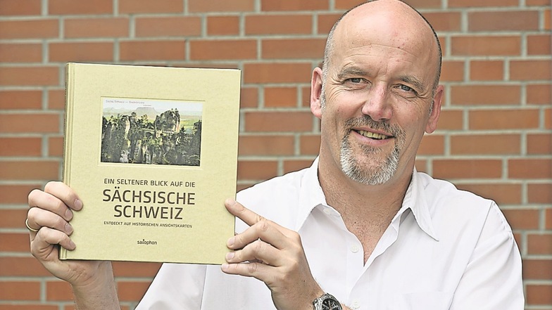 Gunnar Klehm mit seinem Buch „Ein seltener Blick auf die Sächsische Schweiz“.