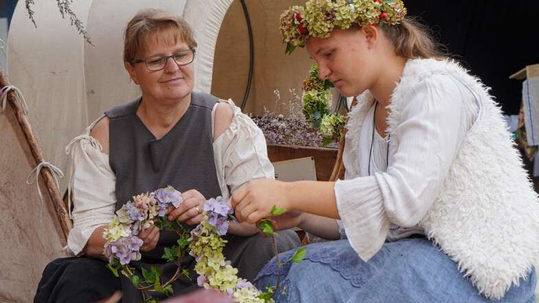 Ilona Marschner (links im Bild) und Fabienne Randig vom Budissiner Marktgesinde banden Blumenranken und Kränze und ließen sich dabei gern über die Schultern schauen.