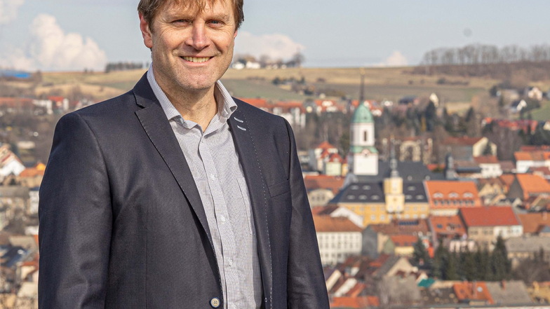 Ruben
Grimme (49) ist selbstständiger Tischlermeister und wohnt mit seiner Familie im Roßweiner Ortsteil Niederforst. Er bewirbt sich als Einzelkandidat. Grimme ist in der Kirchgemeinde engagiert, leitet dort den Posaunenchor.