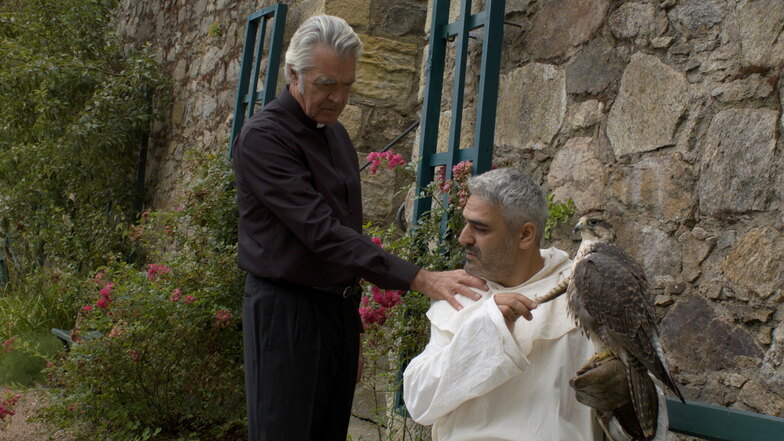 Michael Greiling (links) spielt im Film "12 Thesen" den Abt, der Ulas Kilic (rechts) in der Rolle als Da Mario befiehlt, im Namen der katholischen Kirche deren Geheimnisse zu schützen.
