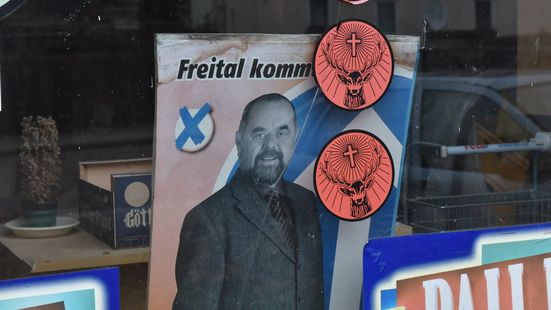 Ist das nicht? Ja, das ist er. Klaus Mättig, ehemaliger Oberbürgermeister von Freital, macht in einem vergessenen Schaufenster am Burgwartsberg noch immer Werbung für seine politische Karriere.
