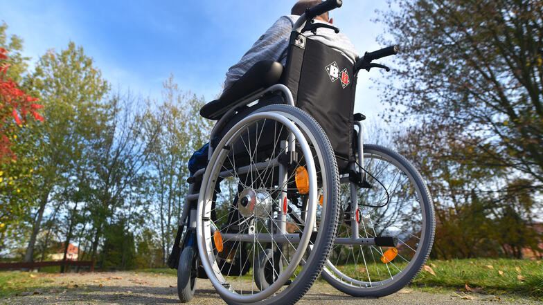 Udo M. sitzt im Rollstuhl. Er will nicht erkannt werden. Vor fünf Wochen ist der behinderte Mann Opfer eines Überfalls geworden.