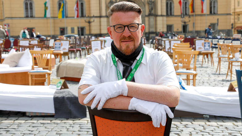 Conrad Siebert, einer der Hauptorganisatoren der Aktion "Leere Stühle", vor einer Stunde auf dem Zittauer Markt.