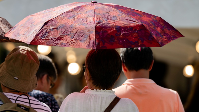 Internationale Leinentage am Barockschloss Rammenau: Gut, wer einen Schirm dabei hatte, denn am Wochenende wurde er sowohl bei Sonne als auch Regen benötigt.