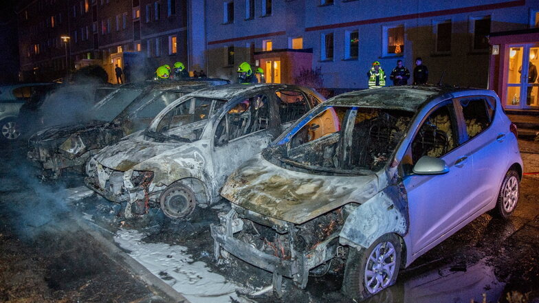 Dieses Bild bot sich, nachdem der Brand gelöscht war. An vier Autos entstand wirtschaftlicher Totalschaden.