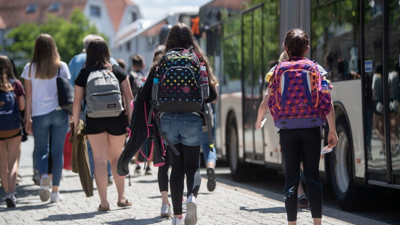 Schülerinnen und Schüler fahren bald günstiger mit Bussen und Bahnen.