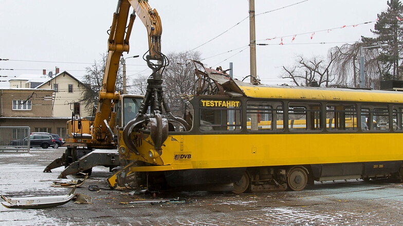 Ein Foto, das Straßenbahnfans erschüttert: Hier "zerbeißt" ein Greifer im März 2013 eine Dresdner Tatra-Straßenbahn.