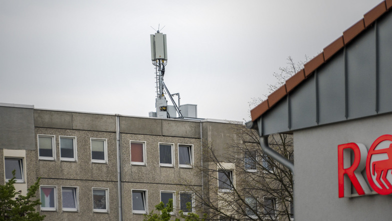 Der neue Mobilfunkmast auf dem Dach des Wohnblocks an der Kellerstraße.