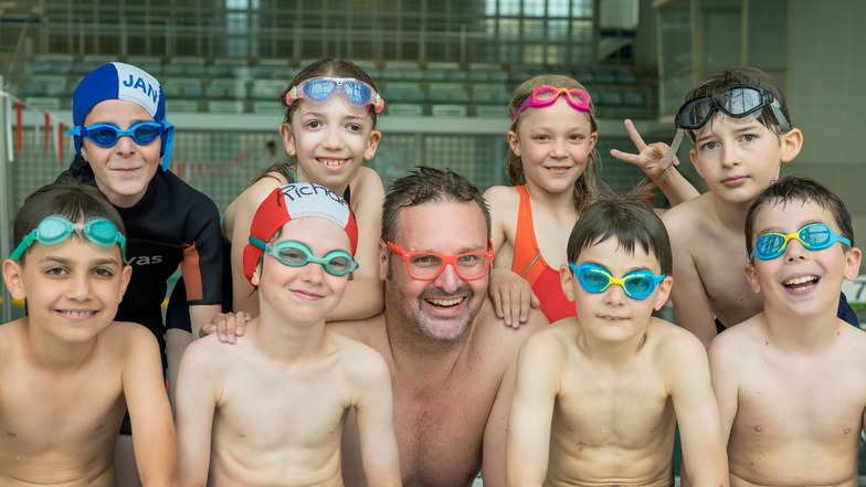 Ohne Brille geht es nicht: Jens Kruppa inmitten seiner Schwimmschüler, die in Dresden den Schulkurs erfolgreich nachgeholt haben.