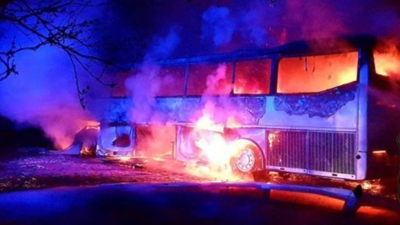 Beide Busse brannten nieder.