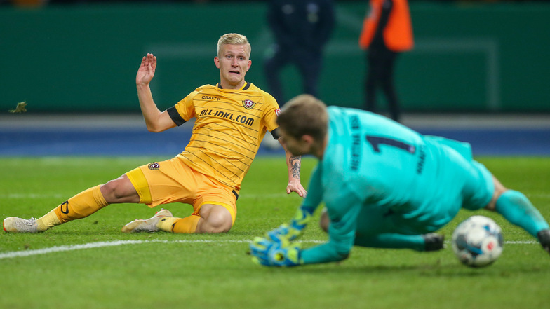 Luka Stor trifft im Berliner Olympiastadion gegen Hertha-Torwart Thomas Kraft zum 3:2 für Dynamo, zur Sensation fehlen Dynamo nur ein paar Sekunden.