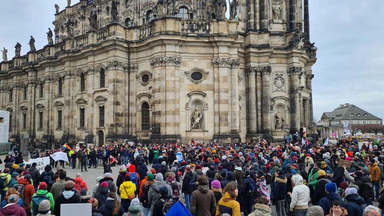 Solidarität mit „migrantisierten“ und „rassifizierten“ Menschen: Demonstranten am Sonntag in Dresdens Innenstadt.