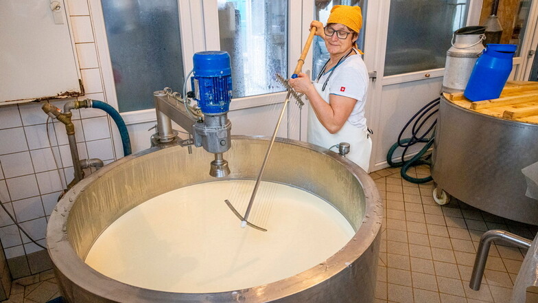 Ina Tischendorf am Käsekessel. Pro Jahr stellt der Bauernhof Steinert etwa 7,5 Tonnen Rohmilchkäse her.