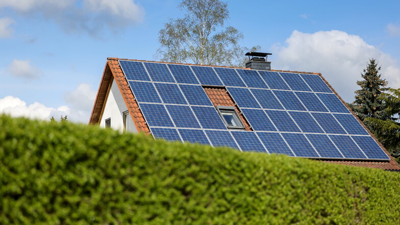 Ein Einfamilienhaus mit Solarpaneelen auf dem Hausdach in Leipzig: Laut einer Umfrage liebäugeln viele Hauseigentümer mit dem Strom vom eigenen Dach.