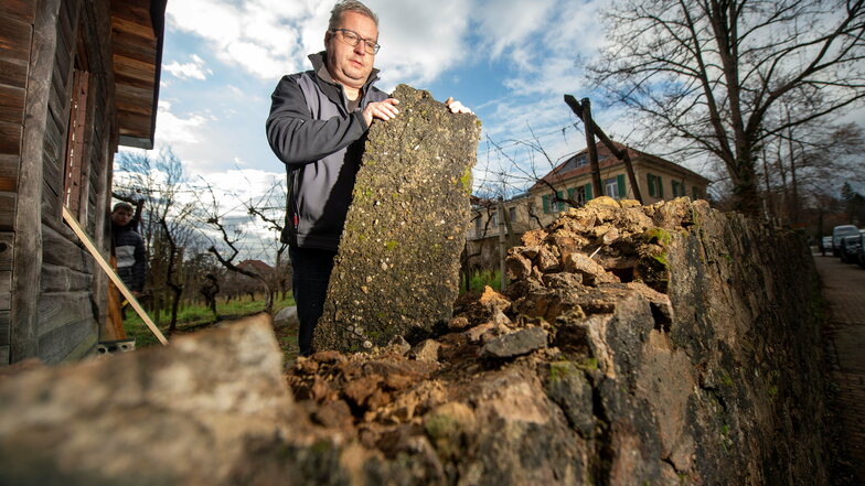 Winzer Steffen Rößler an einem Teil der zerstörten Weinbergmauer bei Bussard. Wer macht so was?, fragt er sich.