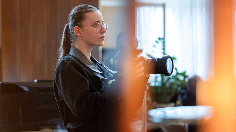 Jasmin Lorenz bei ihrem Fotografen-Praktikum. Die Schülerin wohnt in Görlitz, besucht aber eine Bautzener Schule, die stark auf Berufsorientierung setzt.