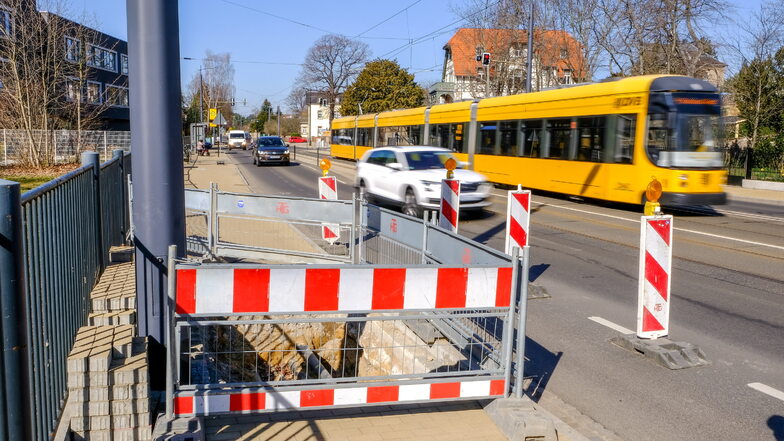 Eine Straßenbahn der Linie 4 ist in Radebeul-Mitte unterwegs.
