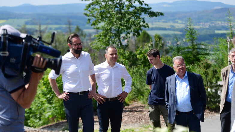 Die Stiftung Wald für Sachsen hatte auf den Bieleboh eingeladen. Zu Gast war unter anderem Staatsminister Sebastian Gemkow (links).
