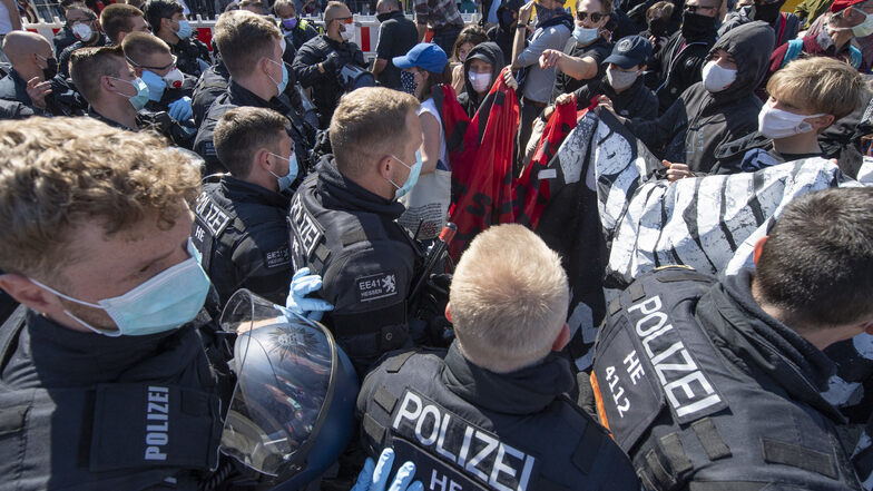 Frankfurt/Main: Zu Rangeleien zwischen Polizei und Teilnehmern einer Demonstration kommt es auf dem Rossmarkt in der Innenstadt, nachdem Teilnehmer einer linken und einer rechten Kundgebung aneinander geraten waren.