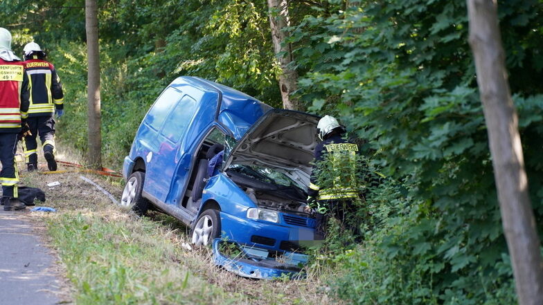 Bei einem Unfall auf der B 96 bei Königswartha kam ein Auto von der Straße ab.