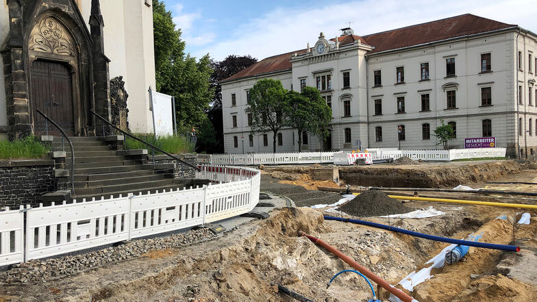 Reste des Grabens und der Brücke vor der alten Zittauer Stadtmauer sind jetzt bei den Bauarbeiten an der Weberkirche wieder zum Vorschein gekommen.