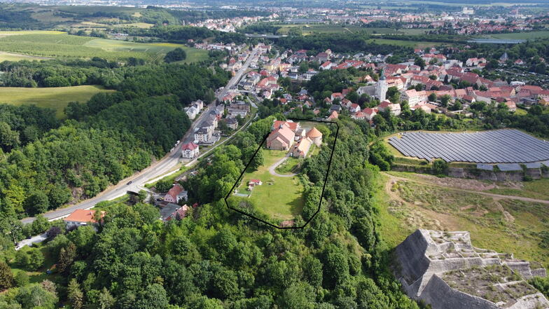 Der Burgberg bei Dohna zeugt mit seiner beachtlichen Fläche noch heute vom 			Ausmaß der einstigen Burg. Die Gebäude aus dem 19. Jahrhundert werden von 			einer freikirchlichen Gemeinde genutzt.