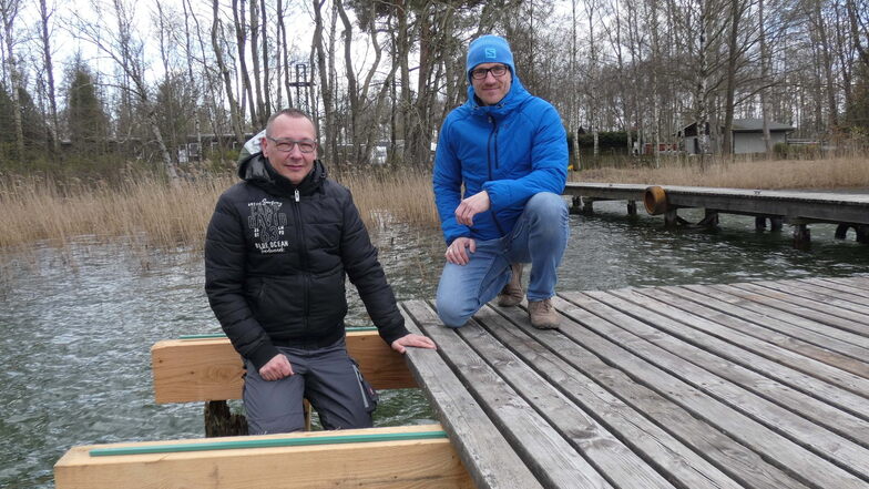 Vorsitzender Mirko Kruse (l.) und Ausbildungsleiter Lars Lindemann vom Tauchsportverein Bautzen freuen sich über die erneuerte Steganlage der Tauchbasis an der Olba bei Kleinsaubernitz.